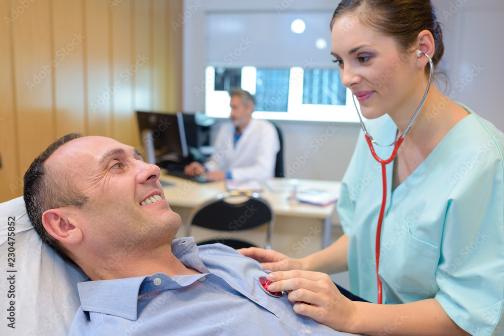 Obraz premium being checked by the medical assistant