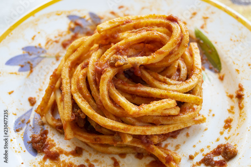 Fotografía tonnarelli with tomato sauce