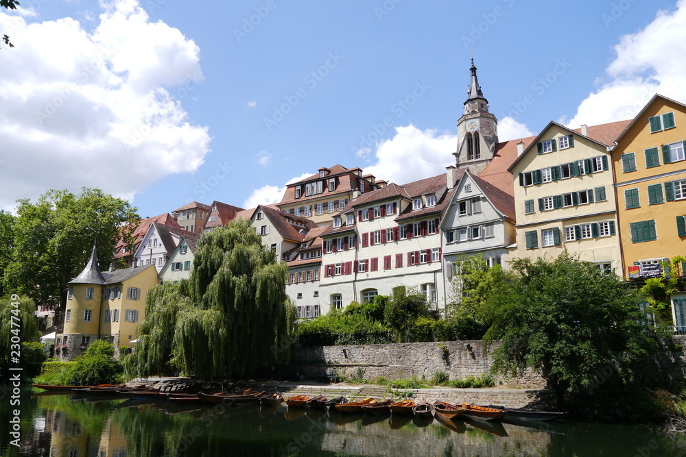 Stocherkähne am Ufer des Neckars in Tübingen