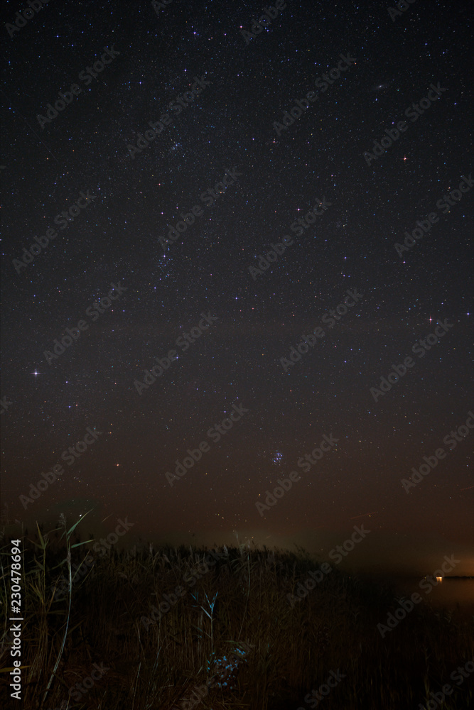 Sternenhimmel über dem Darß mit Milchstraße, Plejaden, Sternbild Perseus und Andromedanebel