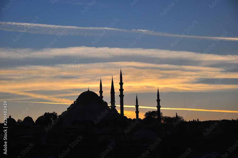 Fototapeta premium Historyczny Meczet Sulejmana Wspaniałego strzał na piękny zachód słońca, Stambuł, Turcja