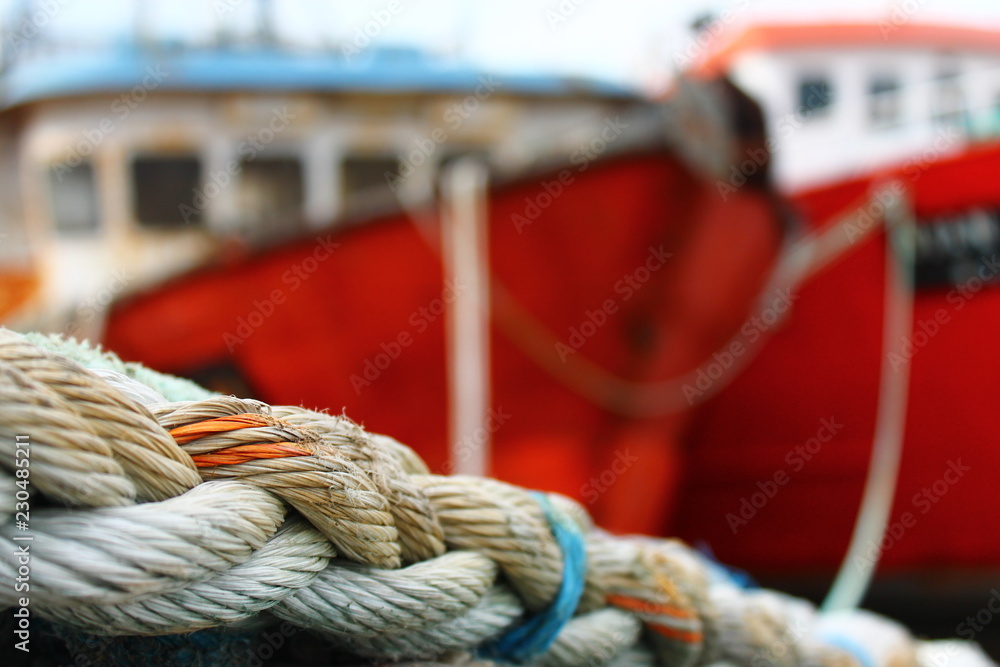 piola de barco colorida con barco de fondo rojo