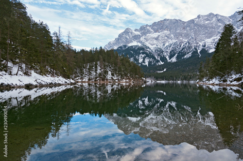 Bergsee in den Alpen, Wasserspiegelung