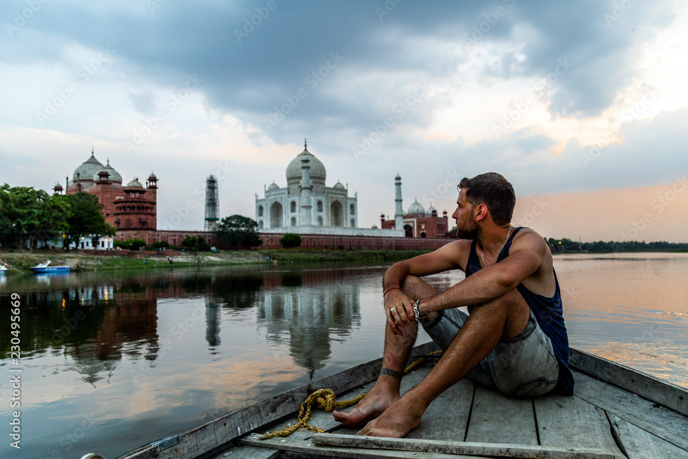 Homme sur un bateau devant Taj Mahal en Inde Architecture