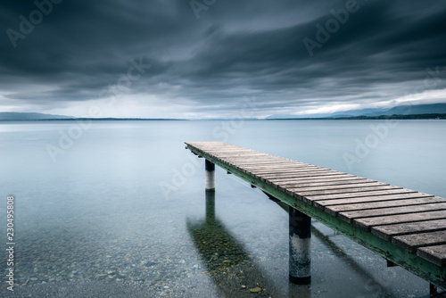 Un ponton sur le lac léman photo