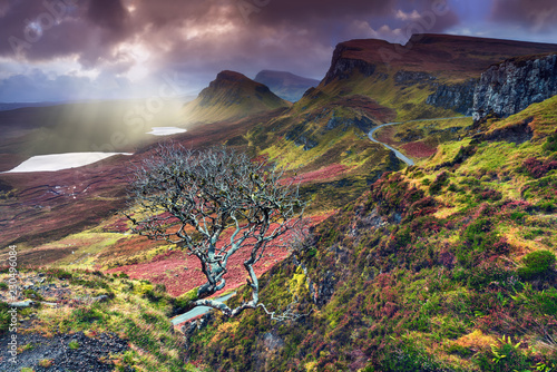 Le Quiraing est une formation géologique d'origine volcanique, née d'un glissement de terrain sur le Trotternish, une péninsule de l'île de Skye en Écosse. I photo