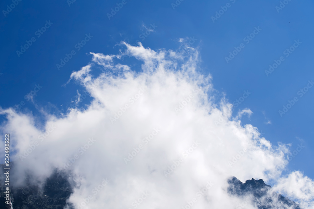 Obraz premium Cloud against the blue sky.