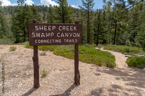 Fotografie Bryce Canyon National park - trailhead sign for the Sheep Creek Swamp Canyon con