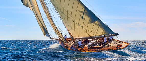 Fotobehang Zeilen Zeiljacht in actie tijdens regatta  © Alvov