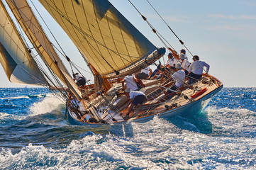 Fotobehang Zeilen Zeiljachten in volle regatta  © Alvov