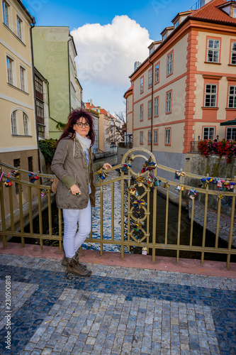 Photography Femme sur le Pont des amours de Prague