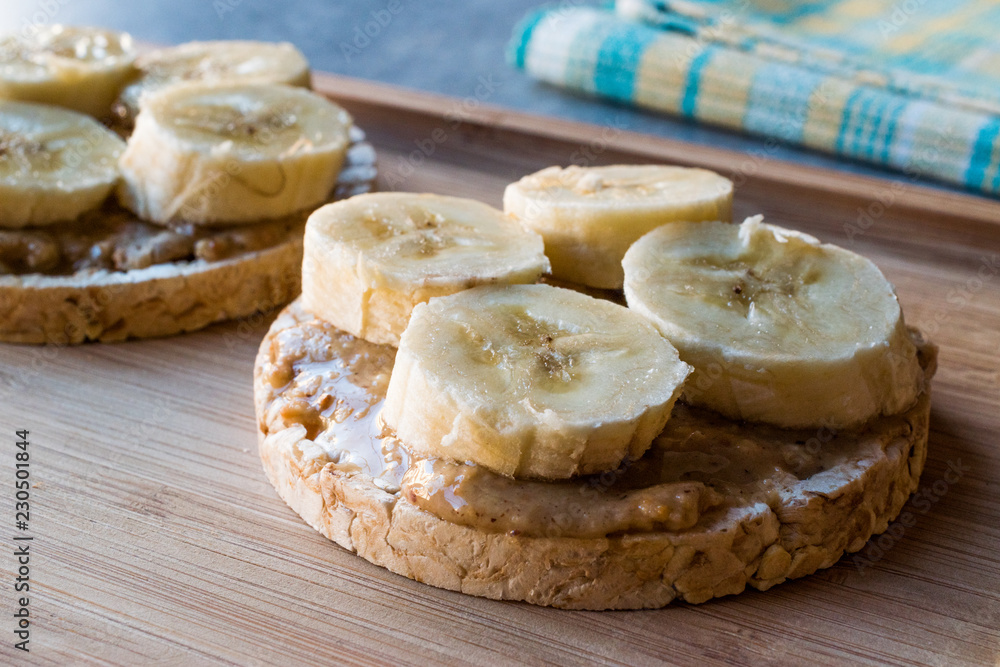 Bulgur Rice Cakes with Sliced Bananas and Peanut Butter / Round Crackers.