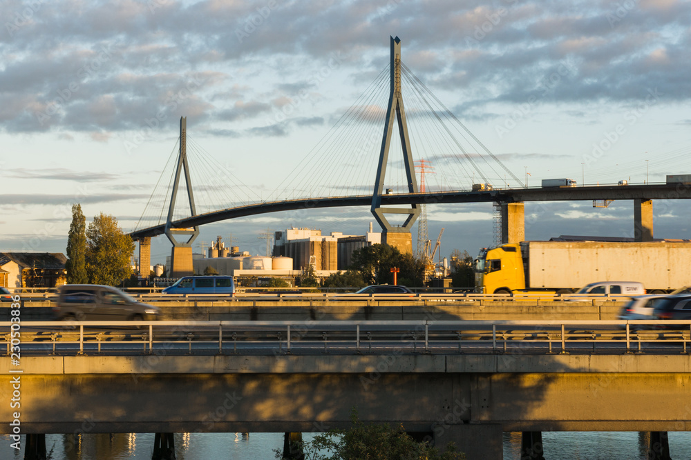 Blick auf die Köhlbrandbrücke im Hamburger Hafen