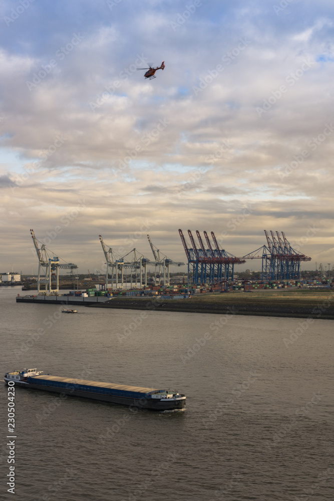 Containerschiff auf der Elb