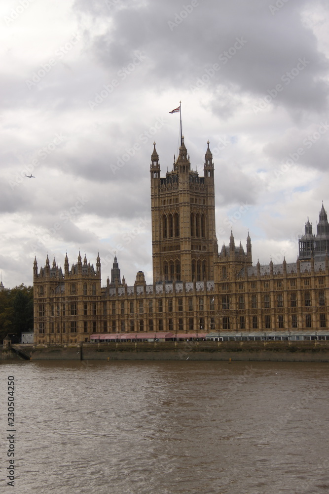 Parlement britannique de Westminster et la Tamise à Londres	