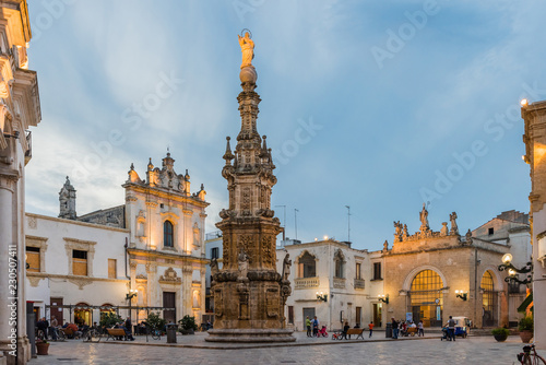 Nardò - Piazza Salandra mit Virgin-Säule; Apulien photo