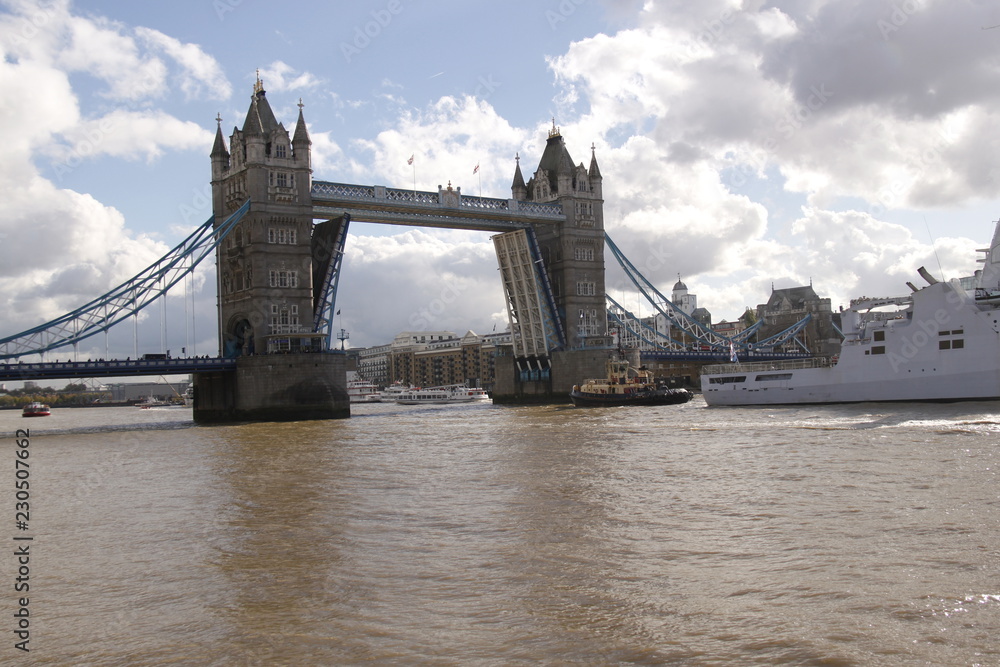 Fototapeta premium Tower Bridge sur la Tamise à Londres