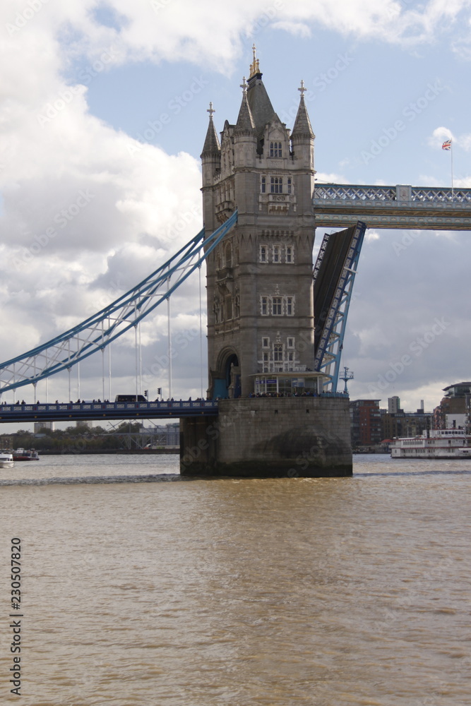 Fototapeta premium Tower Bridge sur la Tamise à Londres