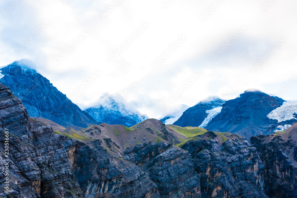 Fototapeta premium Nature view with snowy peaks in Annapurna Conservation Area, Nepal