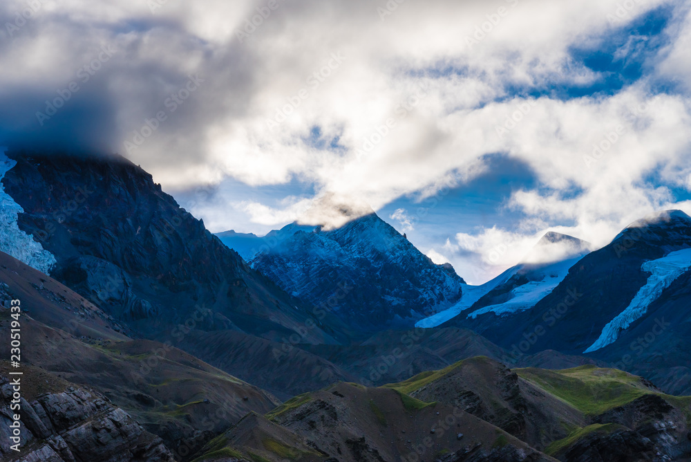 Fototapeta premium Nature view with snowy peaks in Annapurna Conservation Area, Nepal