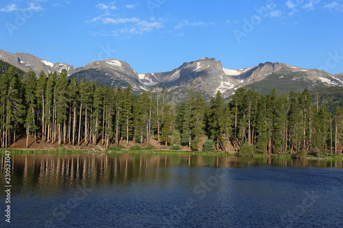 Fototapeta Naklejka Na Ścianę i Meble -  Sprague lake at sunrise, located in Rocky Mountain National Park, Colorado.