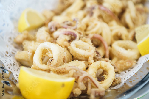 Calamari fritti a tondini con limone