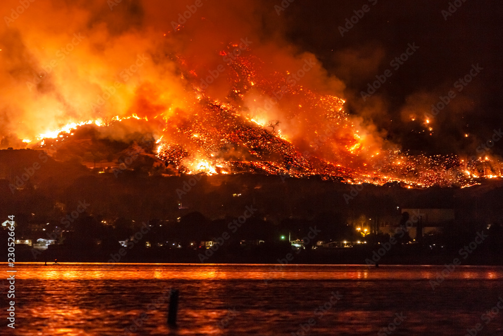 Wildfire near Lake Elsinore, California - obrazy, fototapety, plakaty 