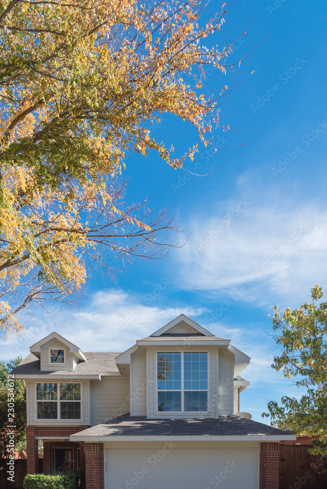 Singledetached dwelling home in suburban DallasFort Worth with