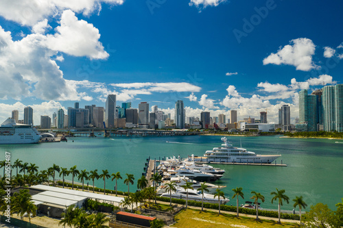 Cuadro en lienzo Aerial scenic image Downtown Miami and Islnad Gardens Marina polarizer filter