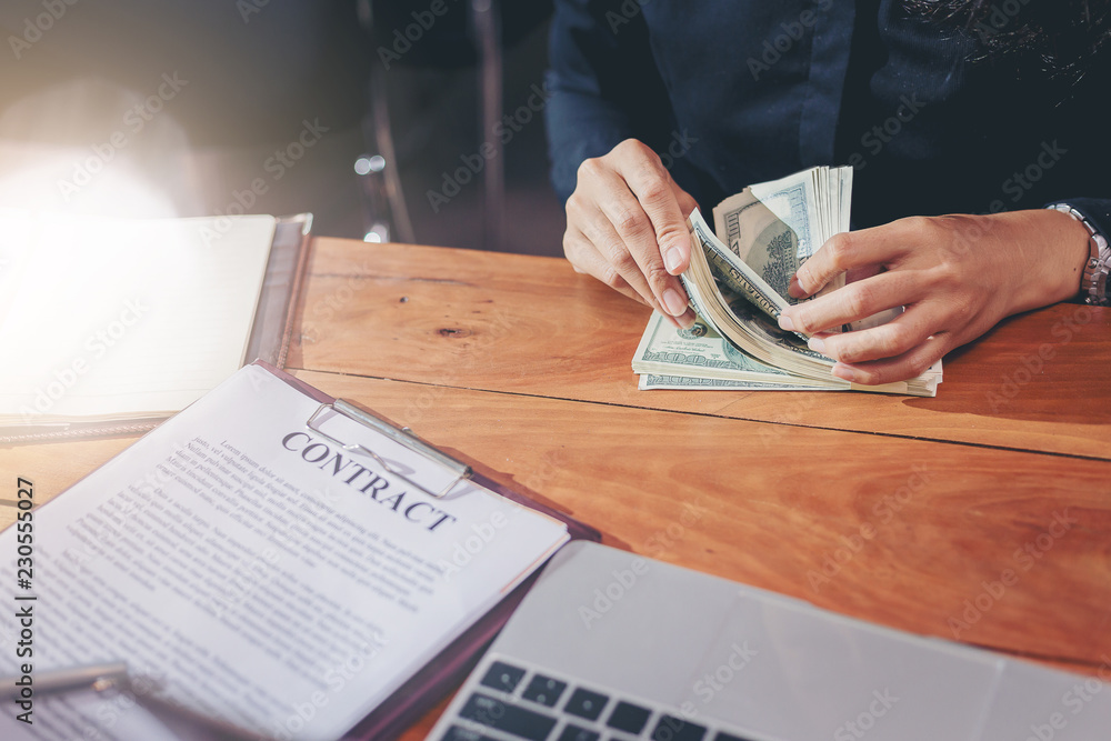 Naklejka premium Businesswoman counting dollars money for deal and make contract in business meeting.