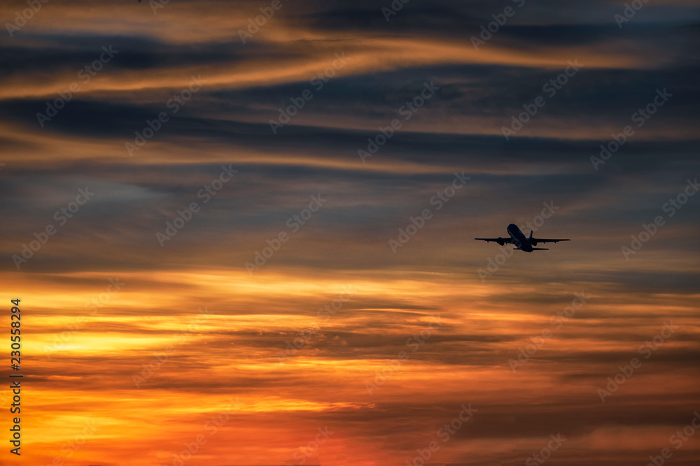 Fototapeta premium Silhouette plane take off in beautiful sky