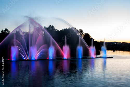 Schilderij op canvas Evening show of glowing musical fountains Ukraine Vinnytsia