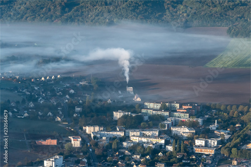 Vue aérienne d'une usine dans la brume à Louviers dans l'Eure en France