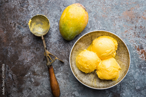 Obraz na płótnie Homemade mango ice cream