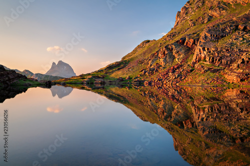 Coucher de soleil sur le Pic D'ossau avec vue sur le lac
