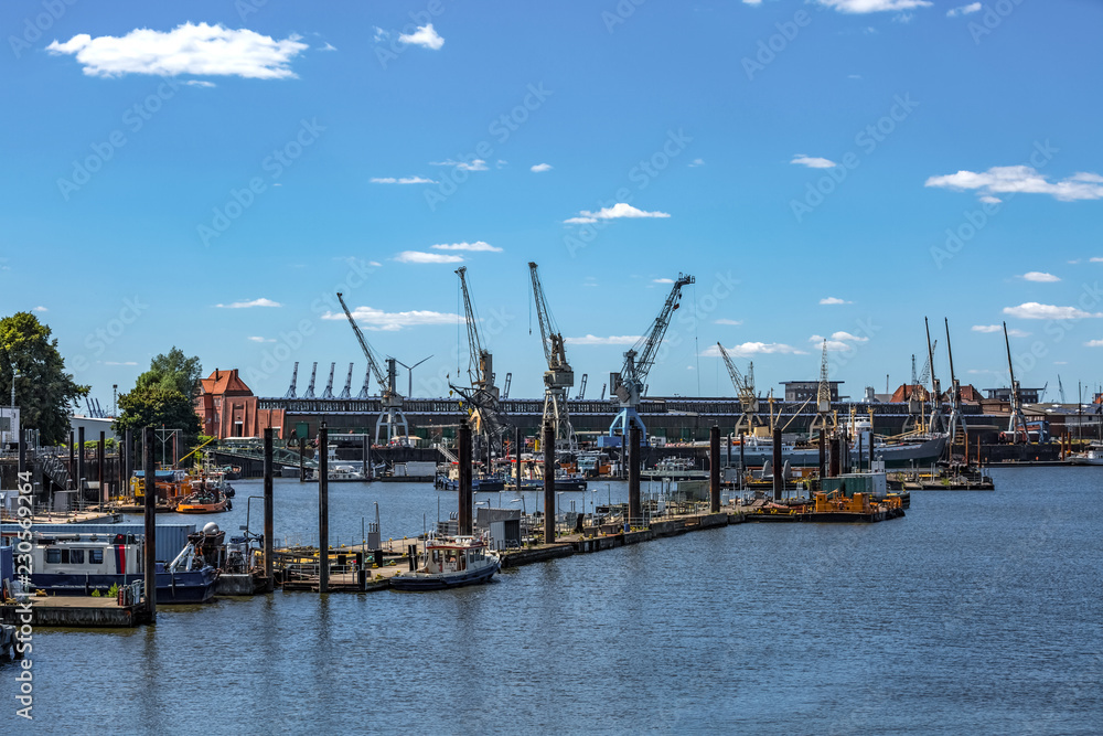 Hamburg Hansahafen mit historischen Hafenkränen