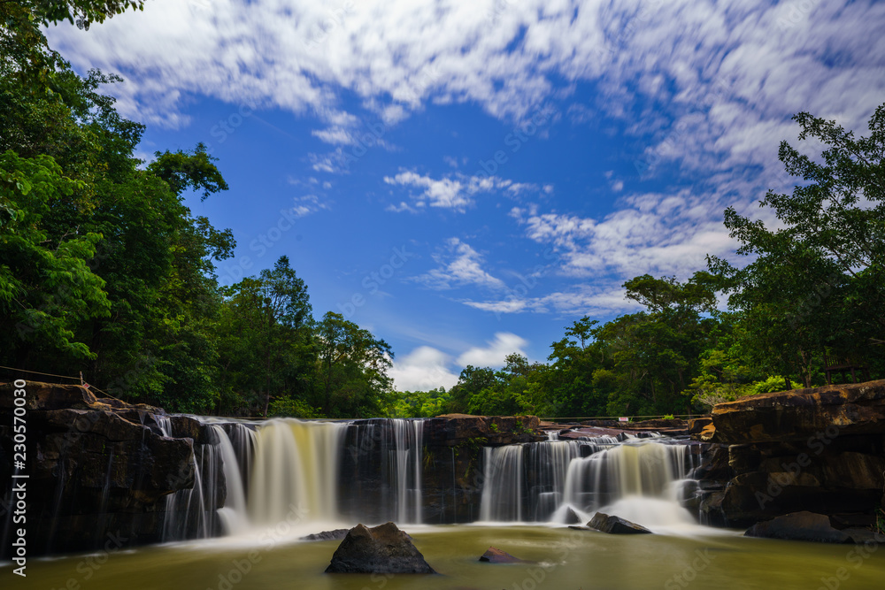 Obraz premium Smooth falling water