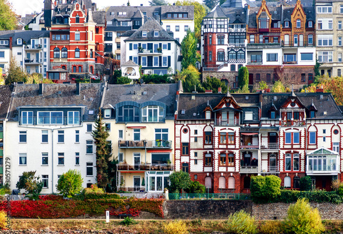 Reihen von malerischen Häusern am Rheinufer in historischen Stadt Koblenz.