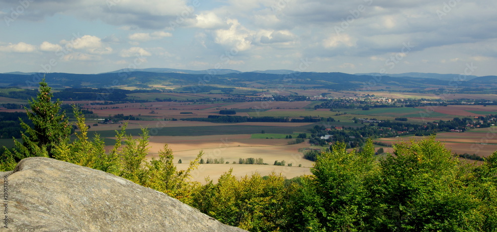 Krajobraz z Broumowskich Ścian na pola w dolinie Broumova Krajobraz z Broumowskich Ścian na pola w dolinie Broumova