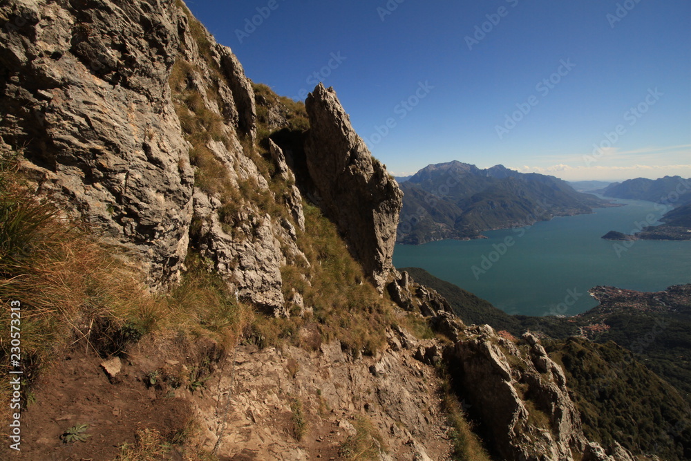 Zauberhafte Alpenlandschaft / Blick vom Monte Grona hinunter zum Comer See