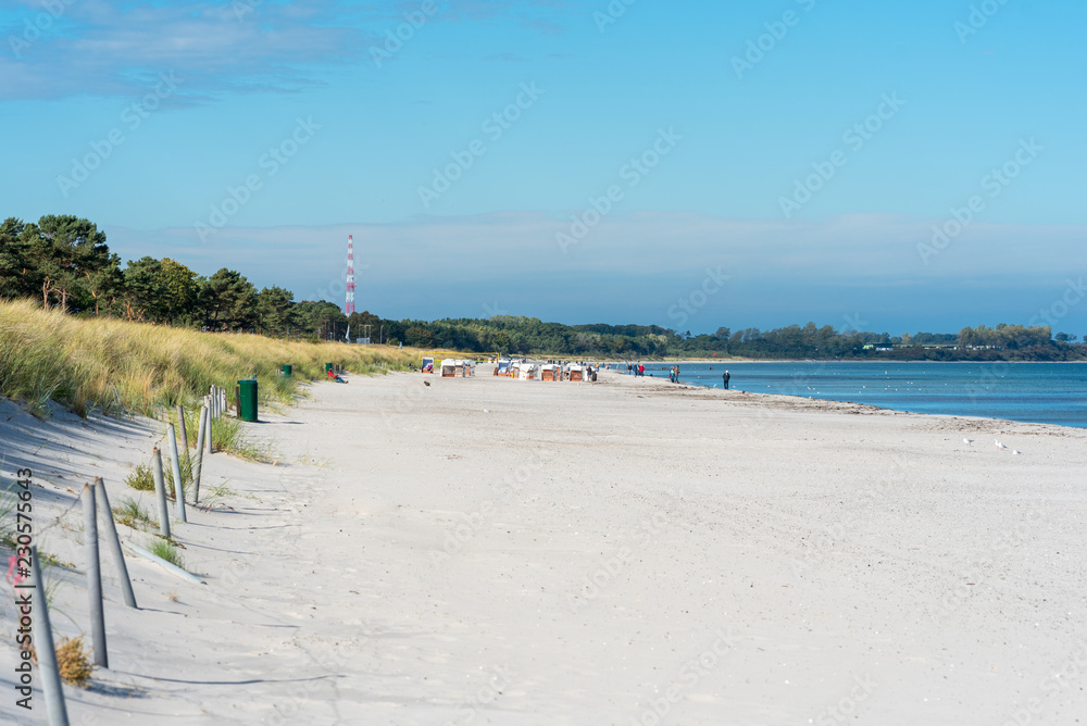 Obraz premium White sand beach and dunes at the shore of the municipality Breege in the north of the Rügen island