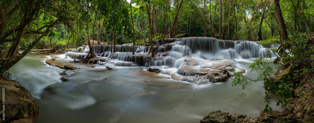 Fototapeta premium Smooth falling water 