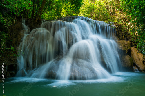 Smooth falling water © Niyada