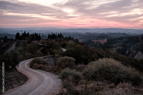 Kurvige Straße in Toskana