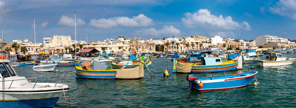 Panorama bunte Boote im Hafen von Marsaxlokk Malta