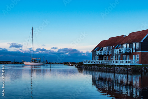 Blick auf den Hafen von Klintholm Havn in Dänemark