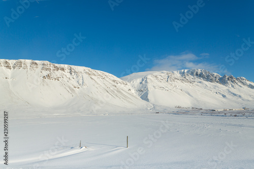dick verschneite Landschaft © annebe