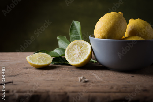 tavolo con limoni photo