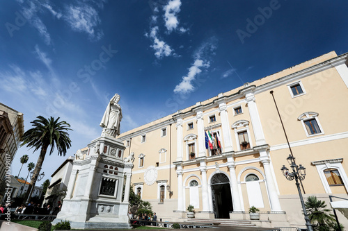 Foto Piazza Eleonora d'arborea Oristano con al centro l'opima statua
