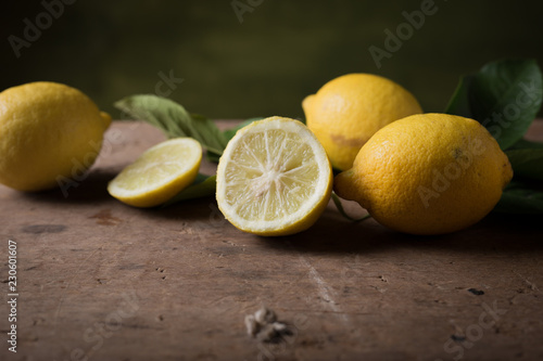 tavolo con limoni photo